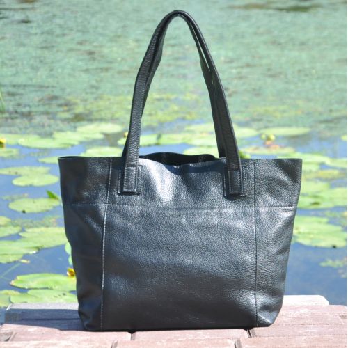 Женская кожаная сумка со строчками черная