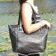 Женская кожаная сумка со строчками черная