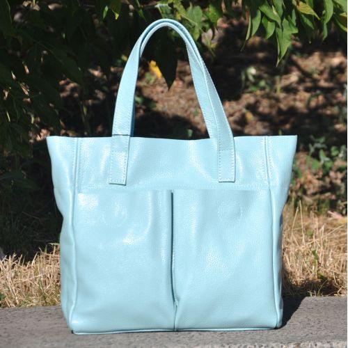 Женская кожаная сумка с карманами голубая