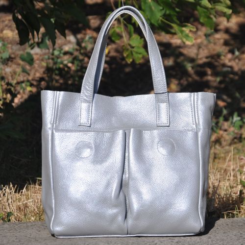 Женская кожаная сумка с карманами серебристая