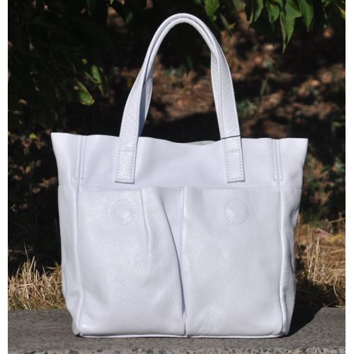 Женская кожаная сумка с карманами белая