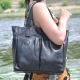 Женская кожаная сумка с карманами черная
